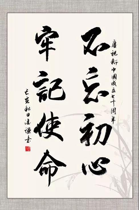 54岁侯勇带三婚娇妻外出，女方素颜皮肤白嫩，为什么穿着宽松肚子撑衣服？